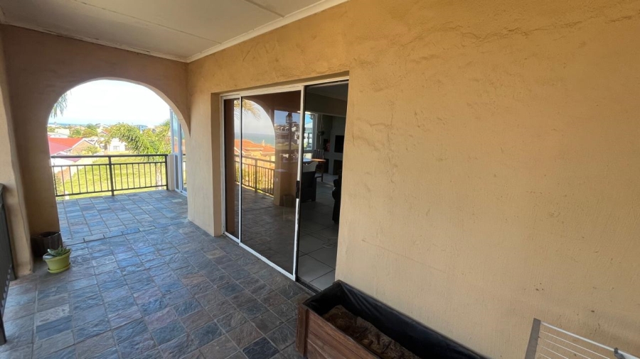5 Bedroom Property for Sale in Wavecrest Eastern Cape